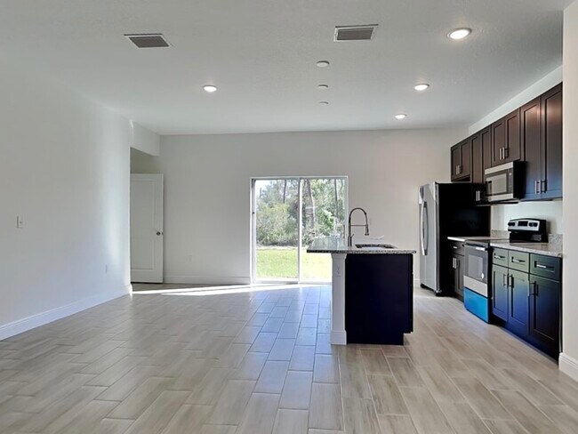 Building Photo - 209 Marion Oaks Manor