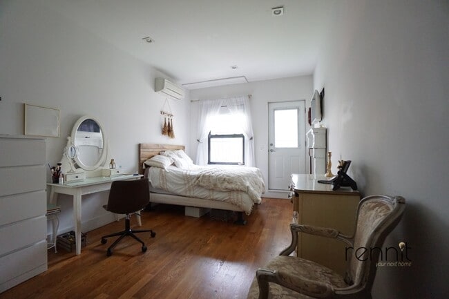 Building Photo - Van Buren St