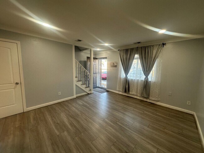 Foto del edificio - Centrally Located 2 BR Green Townhome with Fenced Patio