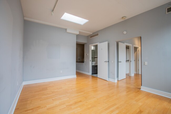 Building Photo - Beautiful 1 BR/1 BA Condo in Chinatown East!