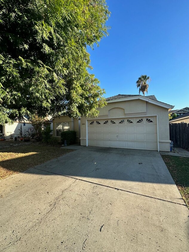 Foto principal - Spacious 3-Bed, 2-Bath Home!