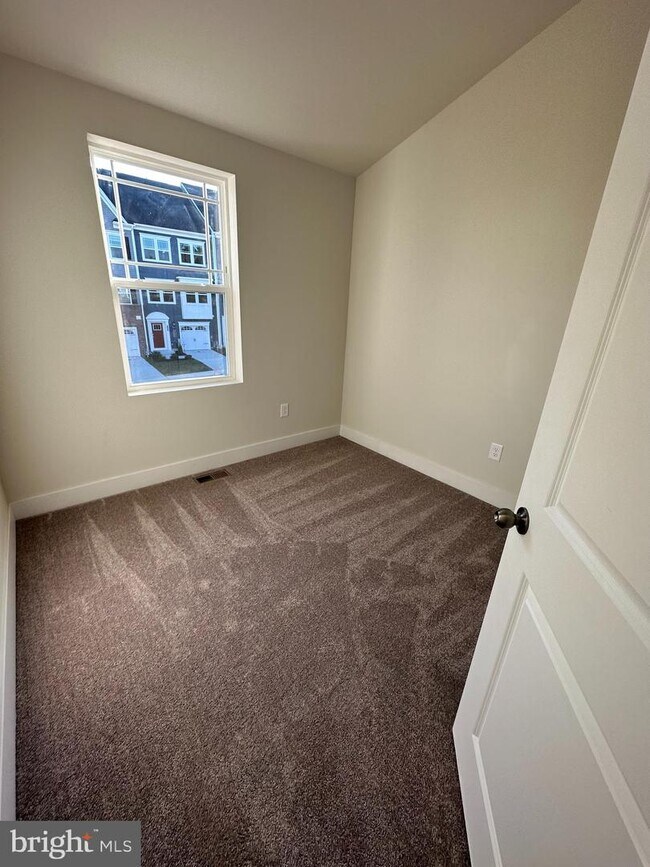 Foto del edificio - 2405 Woodlands Rd