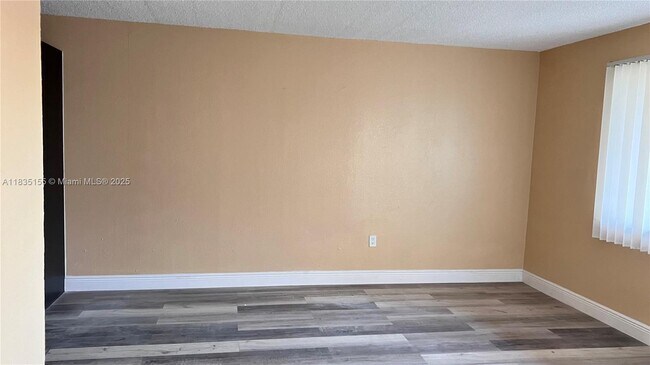 Foto del edificio - 301 NW 177th St