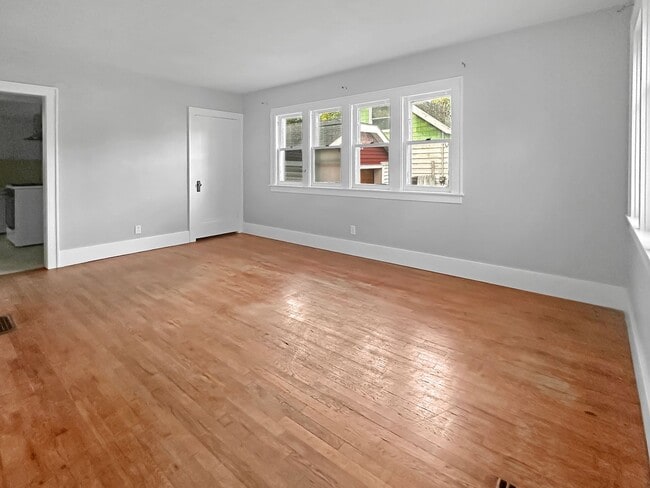 Building Photo - Two Bedroom, 1 Bath with Detached Garage!