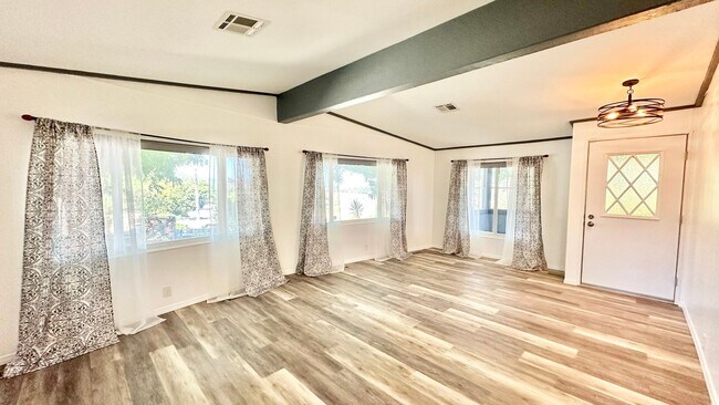 Foto del edificio - Beautiful Country Home, just minutes from ...