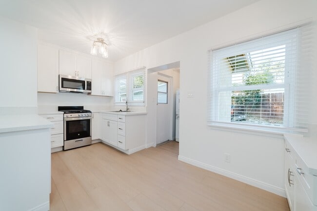 Foto del edificio - 681 Hillside Terrace