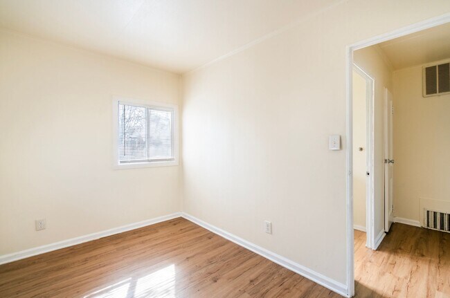 Building Photo - Cozy 2-Bedroom Home with Huge Fenced Backyard!