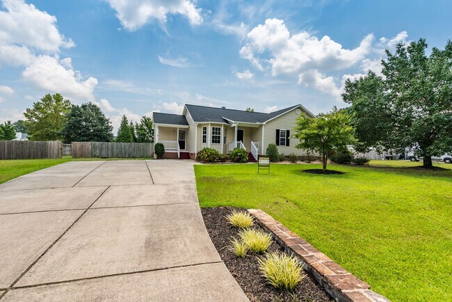 Foto del edificio - Beautiful Ranch Home with Large Fenced in Yard - Willow Spring - Available July 1st!