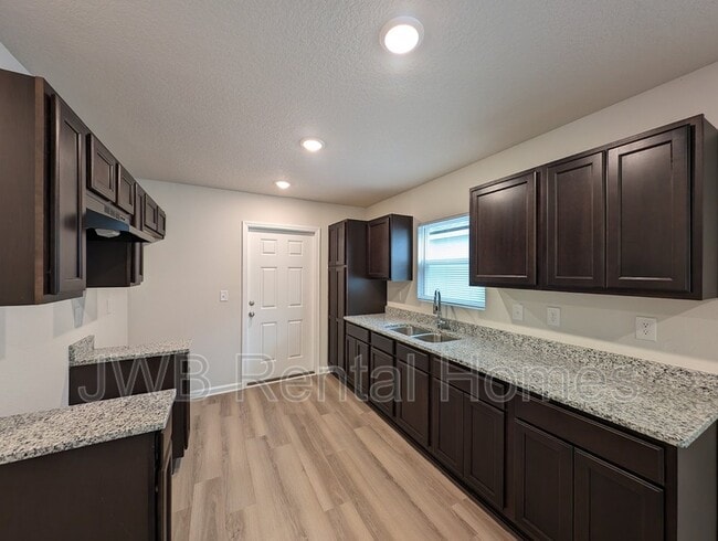 Building Photo - 1438 6th St W