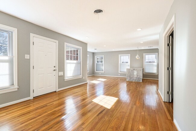 Building Photo - 215 Avenue of Oaks St