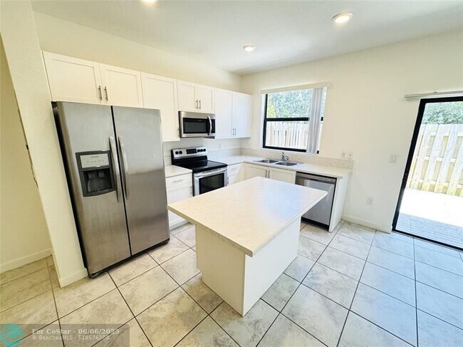 Foto del edificio - 408 NE 208th Terrace