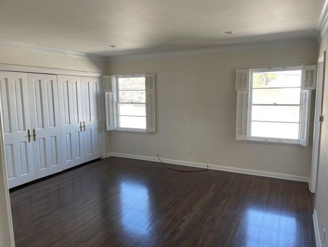 Building Photo - 354 S Rodeo Dr