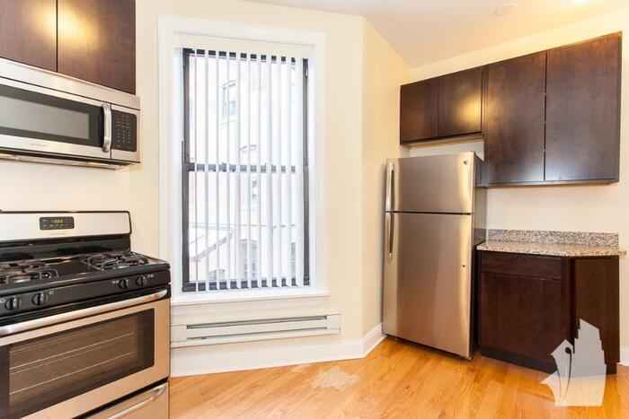 Primary Photo - 1215 N Dearborn St