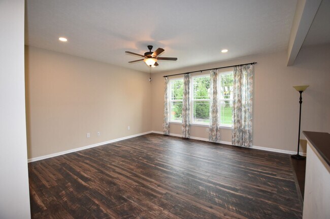 Foto del edificio - New Palestine 4 Bedroom Home