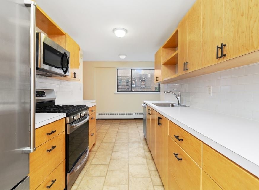 Primary Photo - 220 East 86th