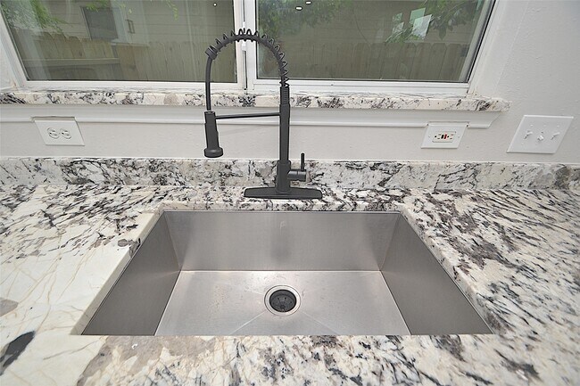 Foto del edificio - 631 Aweigh Dr