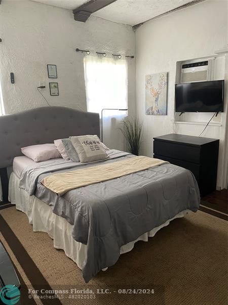 Foto principal - 277 NE 82nd St
