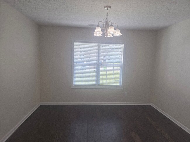 Building Photo - Nice 3 bedroom, 2 bath home with 2 car gar...