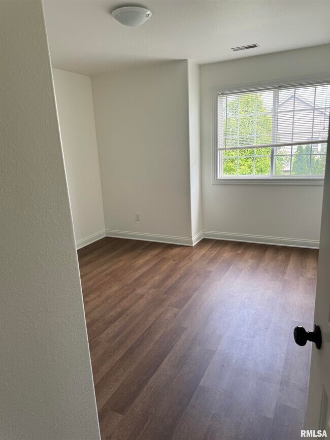 Foto del edificio - 4526 N Thornhill Dr