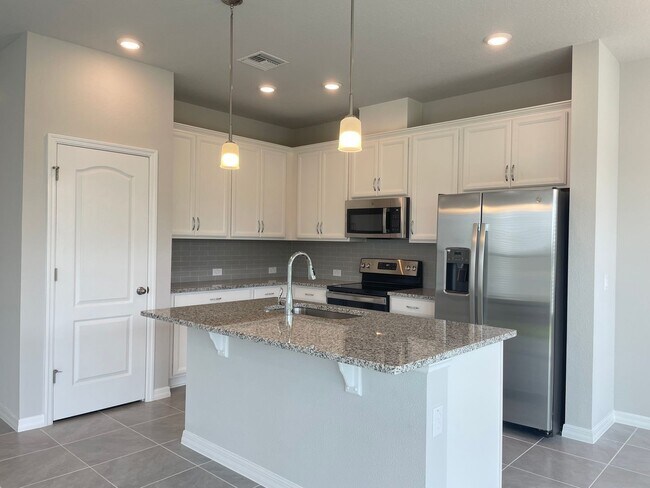 Building Photo - 4 Bedroom, 3 Bathroom Corner Unit Town Home!