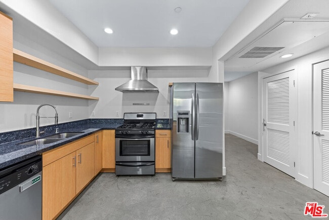 Building Photo - 5232 Satsuma Ave