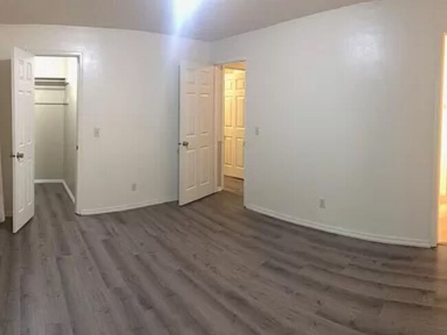 Building Photo - 625 Manhattan Pl