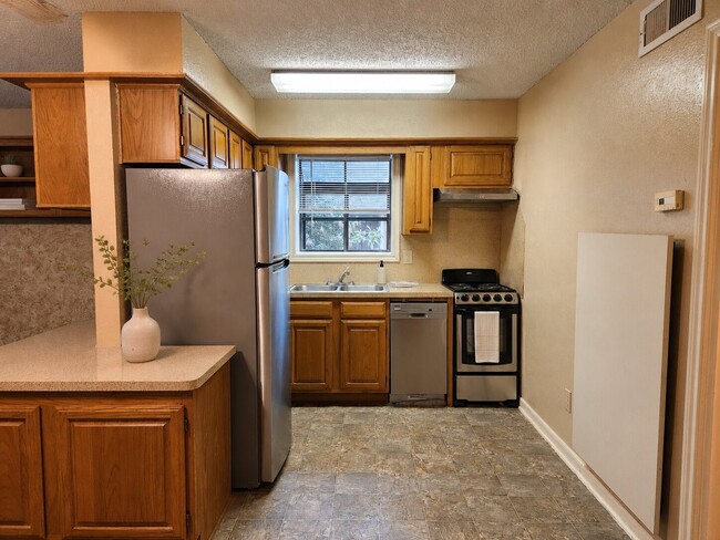 Building Photo - 1311 Antoine Dr