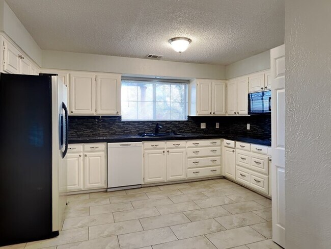 Building Photo - 705 Kingston Dr