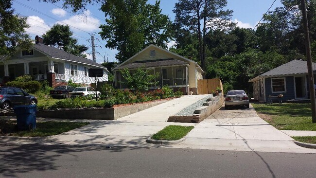 view from street - 705 W Markham Ave