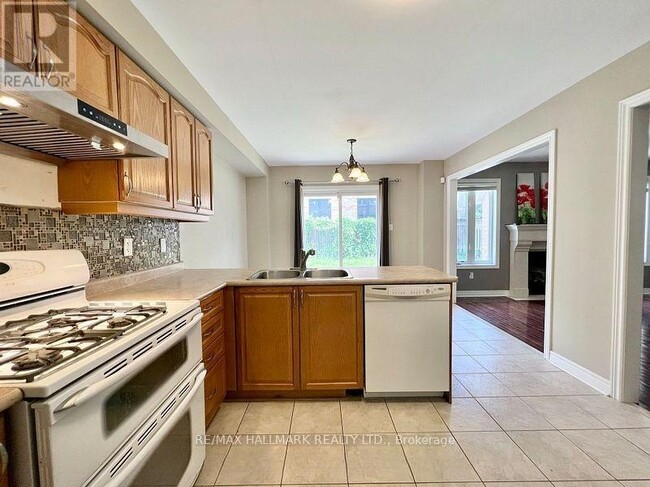 Building Photo - 863 Oaktree Crescent