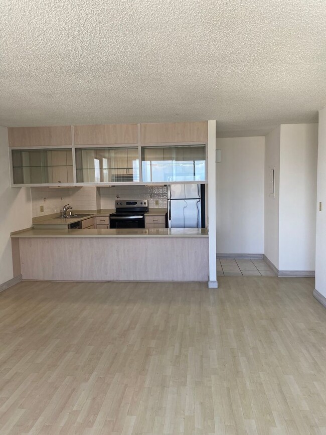 Building Photo - 2 Bedroom 1 bath High Floor/end unit in Ku...