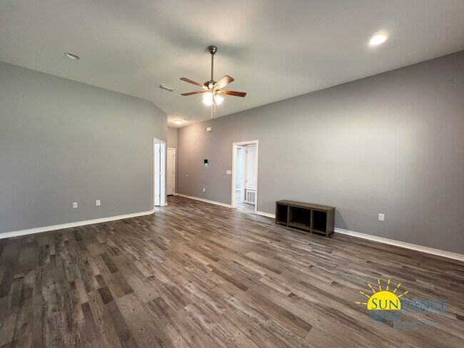 Foto del edificio - Charming 4-Bedroom Home in Crestview: Prim...