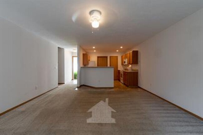 Foto del edificio - AVAILABLE MID AUGUST - PHOTOS ARE OF SIMIL...