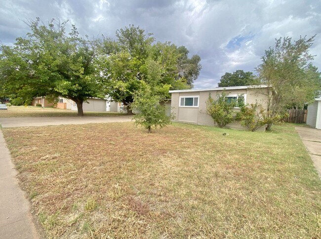 Foto del edificio - 3 bed 1 bath 2 car garage now available in the medical district