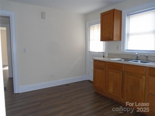 Building Photo - 1606 Richland Dr