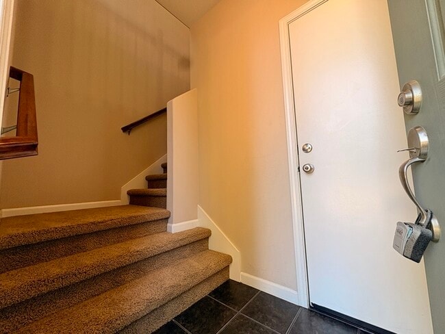 Building Photo - Beautiful Well Kept 2 Bedroom, 2 Bathroom in Roseville!