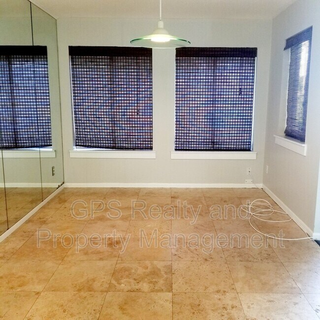 Photo - 444 Orienta Point St House