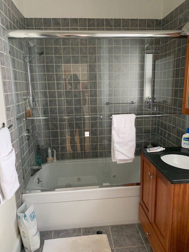 Bathroom - 47 Houghton St