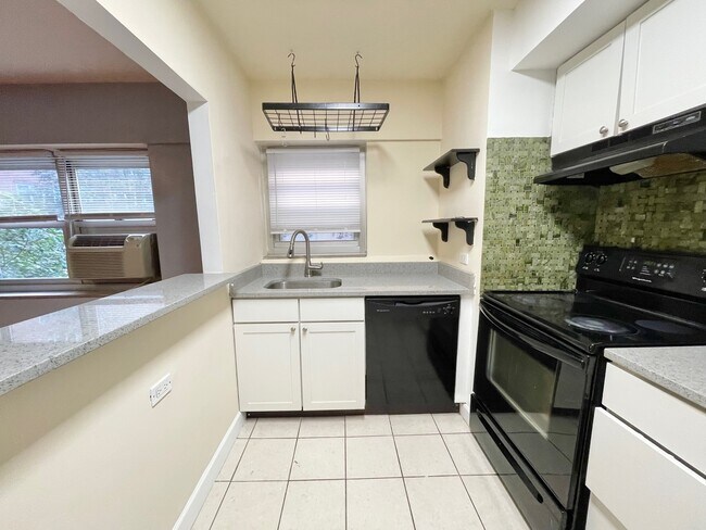Foto del edificio - 4950 N Marine Dr