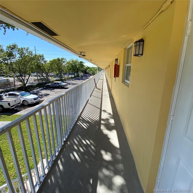 Building Photo - 2640 NE 8th Ave  18 Wilton Manors Fl 33334