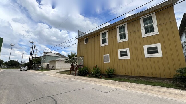 Building Photo - 6 month lease available. 2 bedroom in Sout...