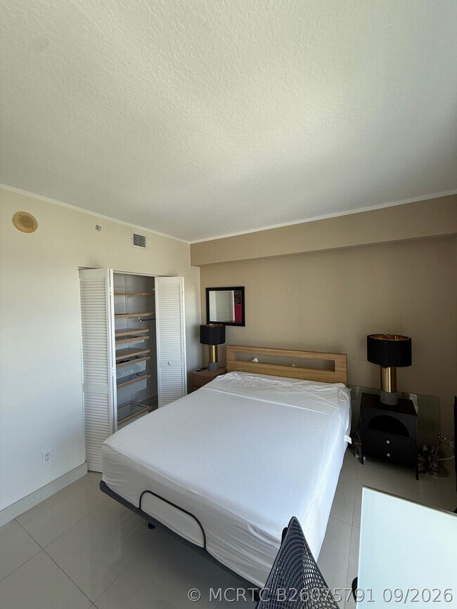 Foto del edificio - 325 S Biscayne Blvd