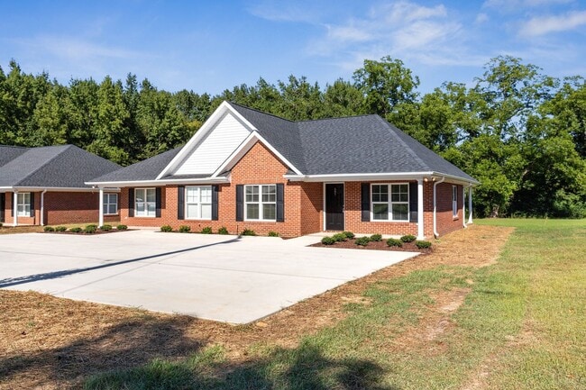 Building Photo - 3 bed 2 bath Ranch Style Duplex