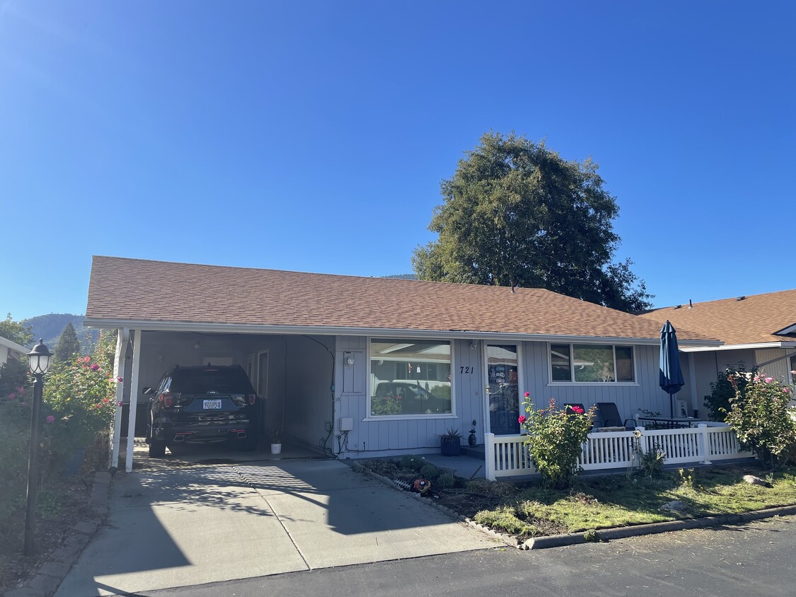 Primary Photo - 721 Brookside Cir