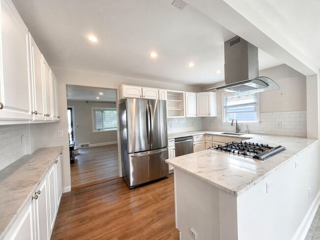 Building Photo - Bright & Beautifully Updated Bergenfield Cape