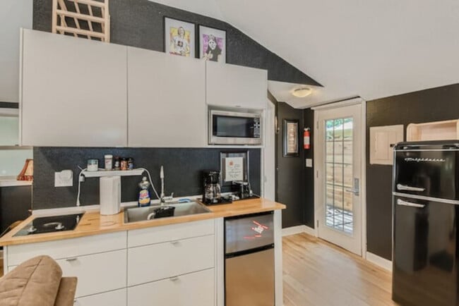 Building Photo - Cozy, Eclectic, Quiet Studio! Walk to the ...