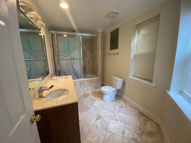 Foto del edificio - 2241 W Morse Ave