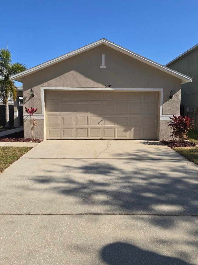 Building Photo - 3-Bedroom, 2-Bathroom Home in Seffner