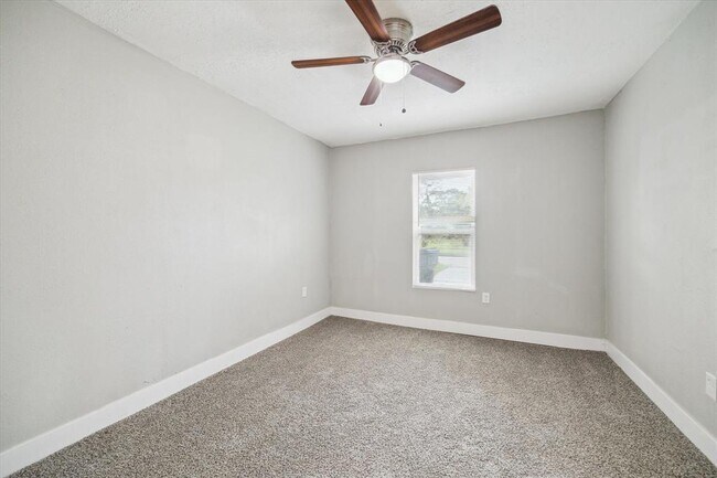 Foto del edificio - 7426 Saunders Rd