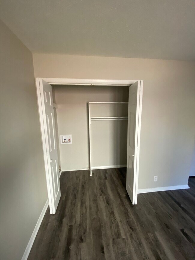 Building Photo - 5138 Linbar Dr